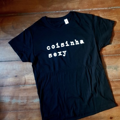 T-shirt 'coisinha sexy' em preto