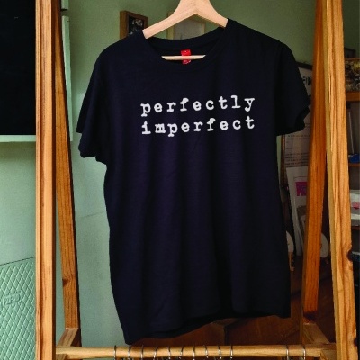 T-shirt 'perfectly imperfect' em preto