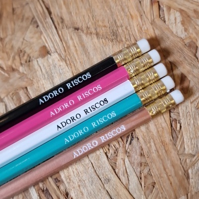 Lápis 'adoro riscos' (um lápis)