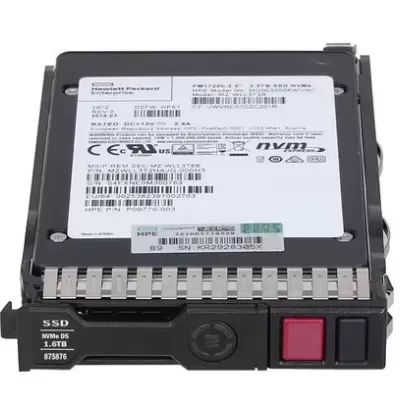 Unidade SSD NVMe DS 1,6 TB com etiquetas e botões preto e vermelho