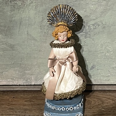 Menino com base azul