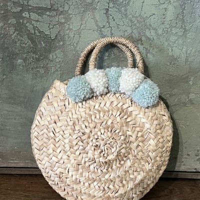 Cesta de criança com pompons