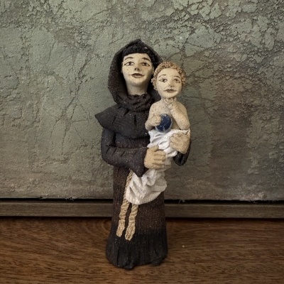 Santo António pequeno com capuz