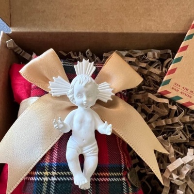 Menino miniatura e almofada dupla