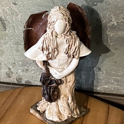 Anjo  pequeno com bolsa