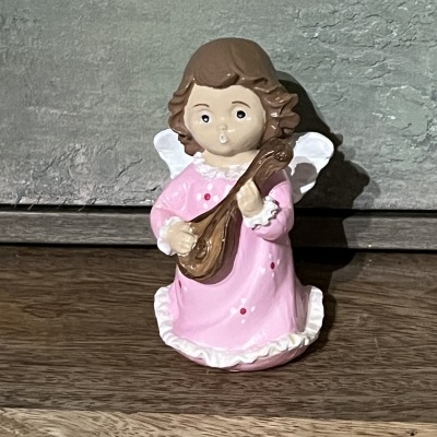 Anjo pequeno com viola