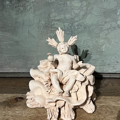 Menino sentado nas almodafas