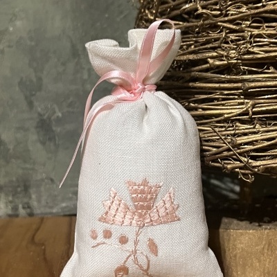 Saco de alfazema bordado a rosa