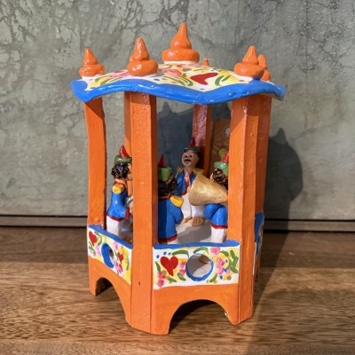 Coreto com banda de músicos