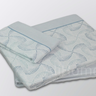 Conjunto de toalhas de banho azul claro com padrão decorativo