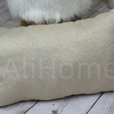 Travesseiro decorativo retangular bege com padrão geométrico texturizado