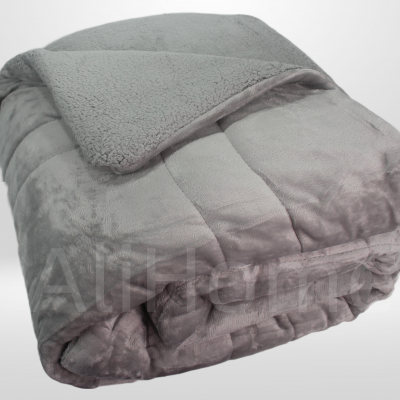 Manta cinza macia dobrada com interior felpudo