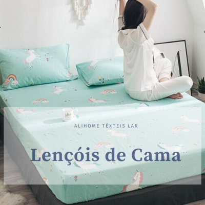 Lençóis de cama azul com estampado de unicórnios e pessoa sentada na cama