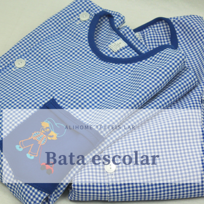 Bata escolar azul xadrez com bolso bordado