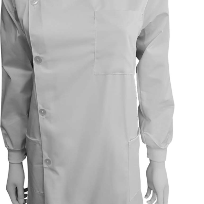 Bata branca de manga comprida com botões laterais e bolsos
