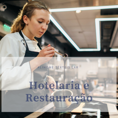 Mulher a cozinhar com colher em cozinha industrial moderna