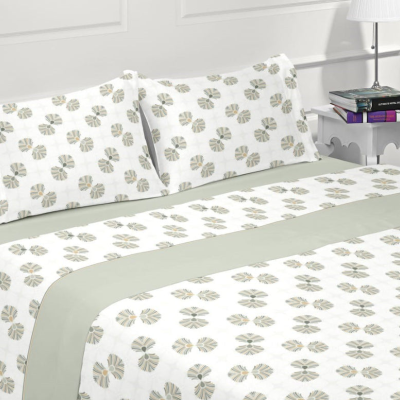 Conjunto de roupa de cama verde claro com fronhas brancas e padrão de folhas em quarto minimalista.