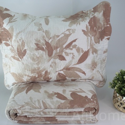 Jogo de cama floral bege e castanho com almofada e edredão