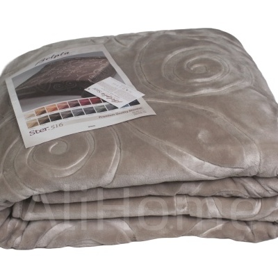 Manta cinzenta com padrão ondulado em relevo e etiqueta com amostras de cores.