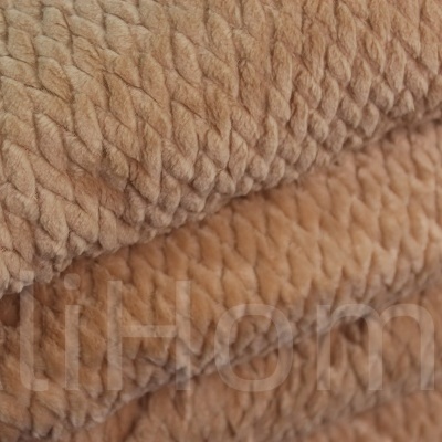 Manta castanho claro felpuda com padrão texturizado em relevo