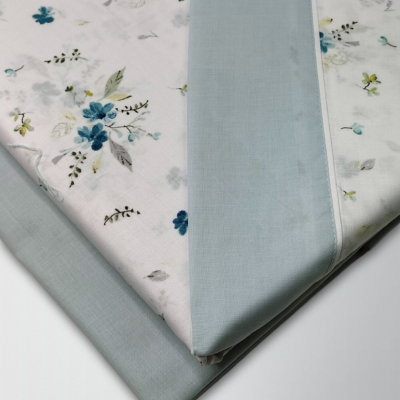 Tecidos para cama com padrão floral e borda cinza azulado