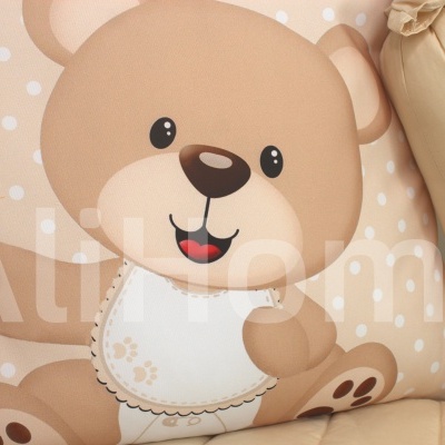 Almofada decorativa com estampa de urso sorridente em tons de bege.
