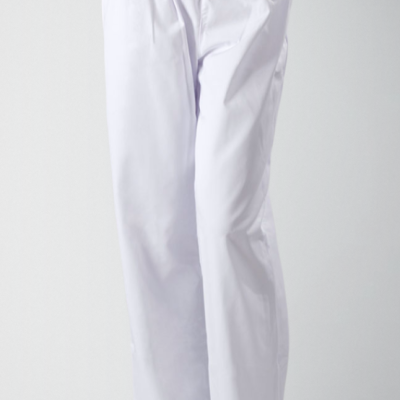 Calças brancas com cintura elástica em fundo neutro