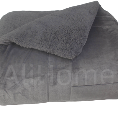 Manta cinzenta com texturas suaves e felpudas