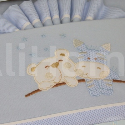 Cobertura de berço azul claro com ursinho e vaquinha bordados