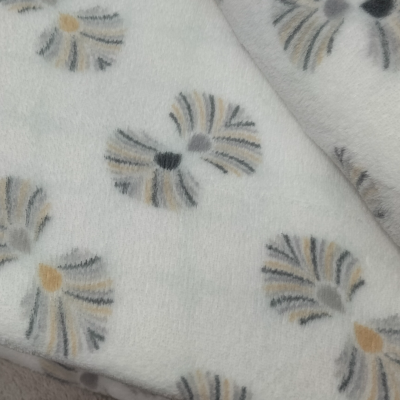 Manta branca com padrão de flores cinza e bege, textura macia e felpuda