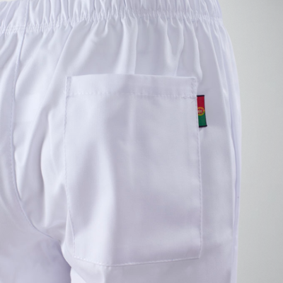 Calças brancas com bolso traseiro e elástico na cintura