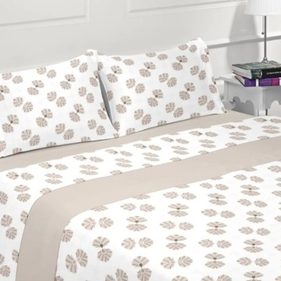 Conjunto de roupa de cama branca com padrão de folhas castanhas e lençol bege em quarto branco