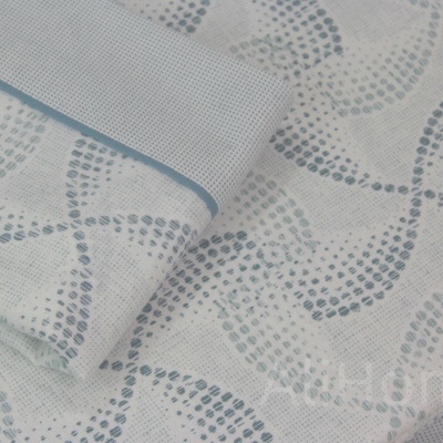 Tecido de algodão azul e cinza com padrão de bolinhas e bainha azul clara