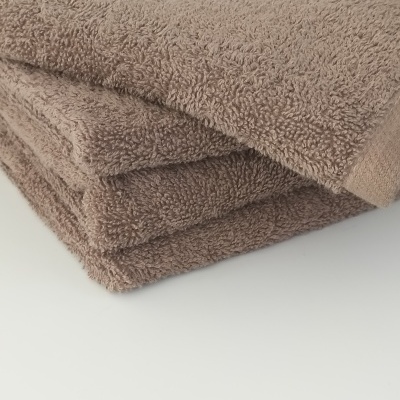 Toalhas castanhas empilhadas com textura felpuda
