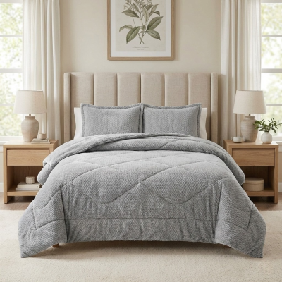 cama com edredão cinzento e almofadas cinzentas, cabeceira bege, mesas de cabeceira com candeeiros