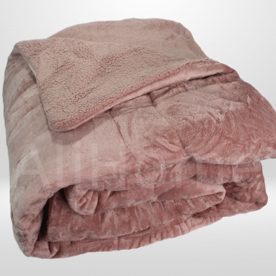 Manta cor-de-rosado macia com lados texturizados e lisa, dobrada sobre fundo branco