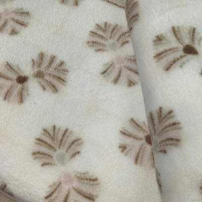 Manta branca macia com padrão de círculos marrons e rosa