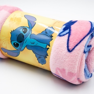Cobertor rosa e azul macio com etiqueta amarela e ilustração de Stitch