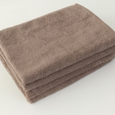 Toalhas castanhas de banho empilhadas