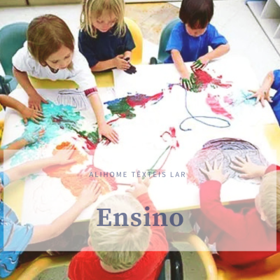 Crianças a pintar com tinta colorida numa mesa branca