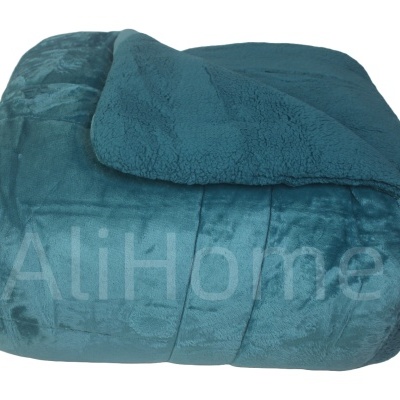 Manta azul petróleo felpuda e macia dobrada