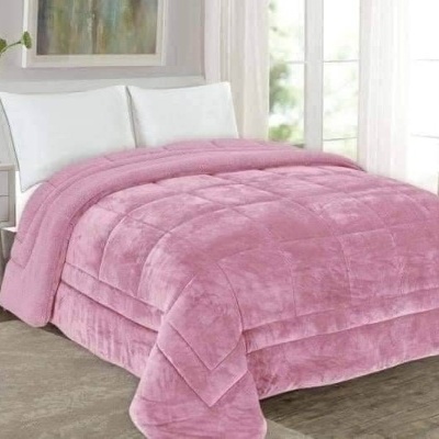 Cobertor rosa aveludado sobre cama branca em quarto moderno