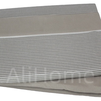 Manta decorativa bege com padrão riscado