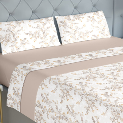 Jogo de cama bege com padrão floral e cabeceira cinza.