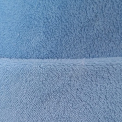 tecido azul claro felpudo com costura visível