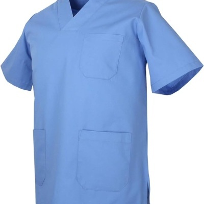 Blusa médica azul clara com três bolsos em fundo branco