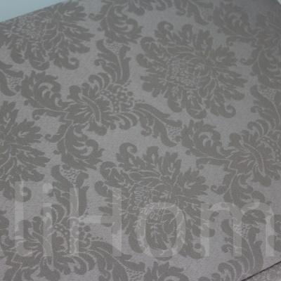 Manta cinzenta clara com padrão floral texturizado em relevo