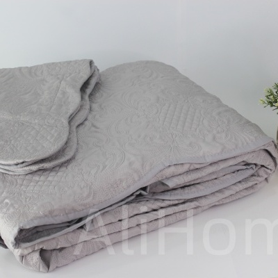 Colcha Bordada Al-Alice