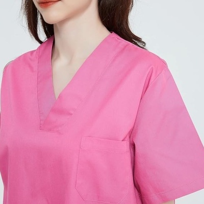 Uniforme cor-de-rosa com decote em V e bolso dianteiro numa pessoa