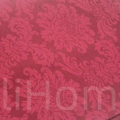 Tecido vermelho escuro com padrão floral detalhado